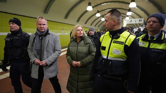 Bundesinnenministerin Nancy Faeser und Hamburgs Innenminister Andy Grote (beide SPD) gehen mit Sicherheitskräften durch den Hauptbahnhof. © Marcus Brandt/dpa 