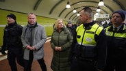 Bundesinnenministerin Nancy Faeser und Hamburgs Innenminister Andy Grote (beide SPD) gehen mit Sicherheitskräften durch den Hauptbahnhof. © Marcus Brandt/dpa 