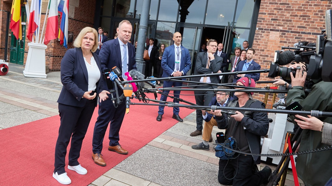 Bundesinnenministerin Nancy Faeser und Hamburgs Innensenator Andy Grote stehen bei einer Konferenz zur Drogenkriminalität in europäischen Häfen vor Mikrofonen und beantworten Fragen vorn Journalisten.