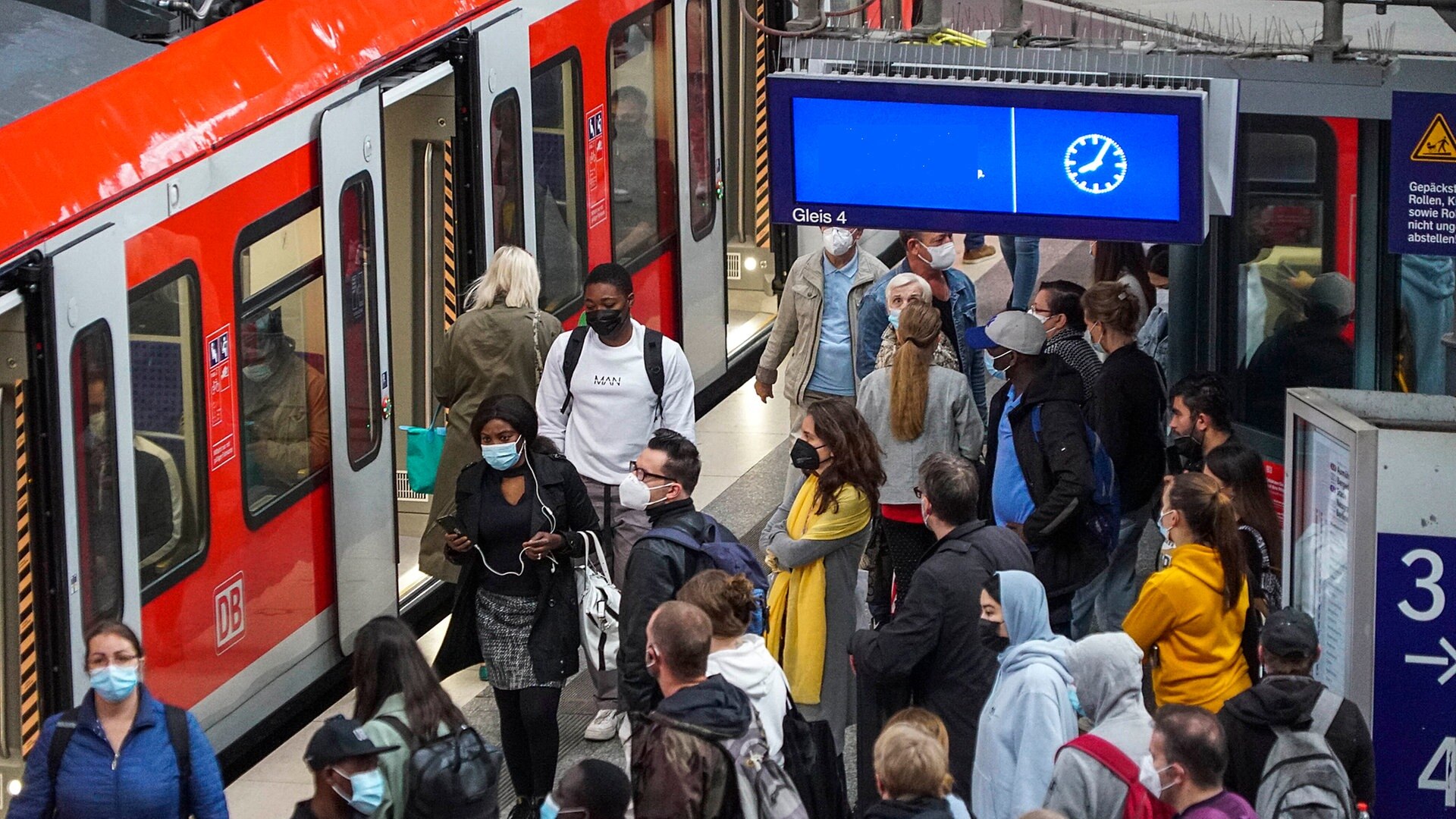 Fahrgäste kehren zurück in Hamburgs Busse und Bahnen