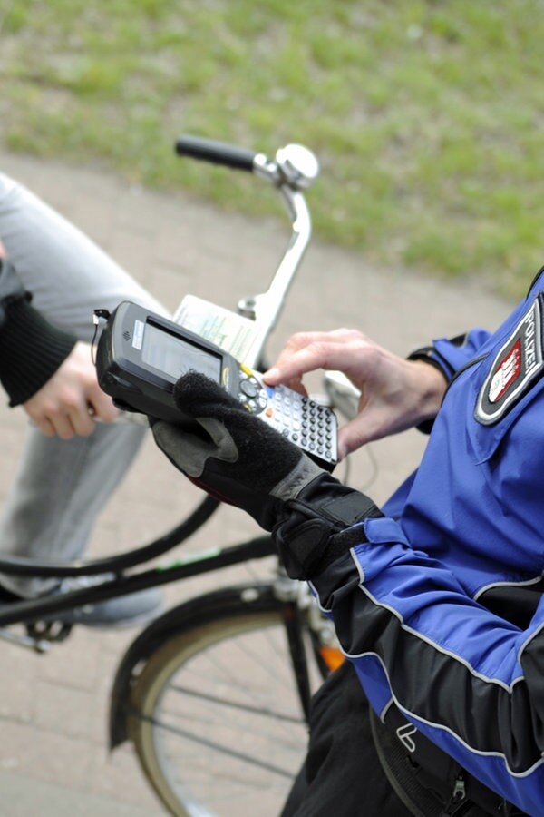 Polizei stoppt mehr als 500 Radfahrer NDR.de