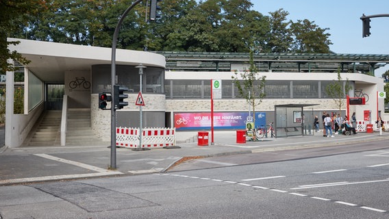 Blick auf das Fahrradparkhaus an der Hamburger U-Bahnstation Kellinghusenstraße. © dpa Foto: Georg Wendt