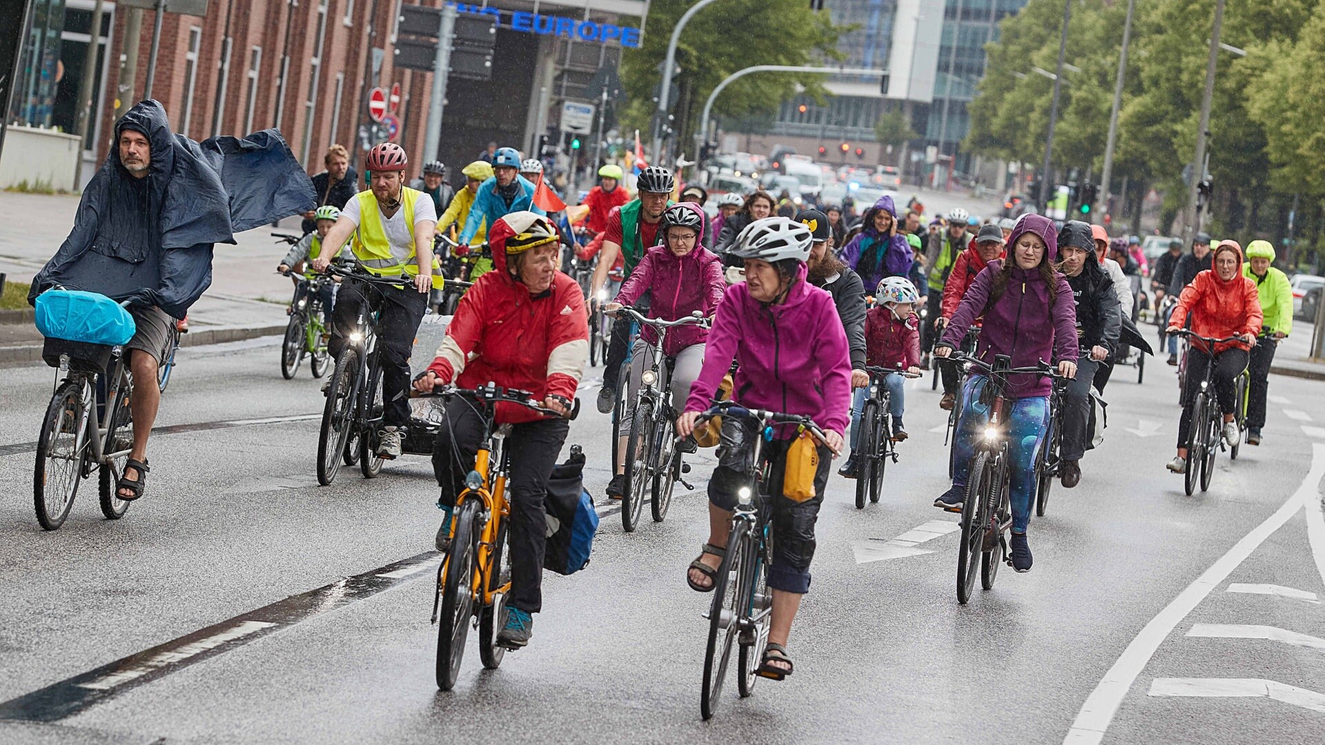 Fahrradsternfahrt in Hamburg: Tausende Teilnehmer