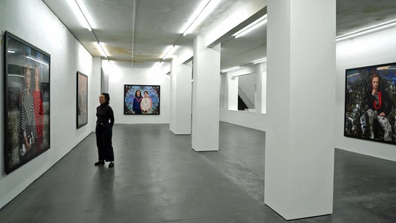 Eine Frau steht in der Sammlung Falckenberg in Hamburg-Harburg vor einem Bild. © dpa Foto: Marcus Brandt