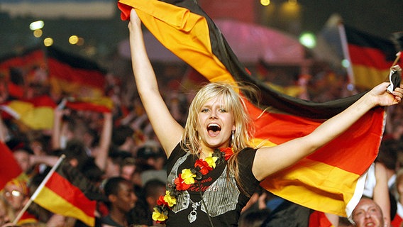Deutsche Fußball-Fans feiern auf dem Heiligengeistfeld in Hamburg. © dpa Foto: Marcus Brandt