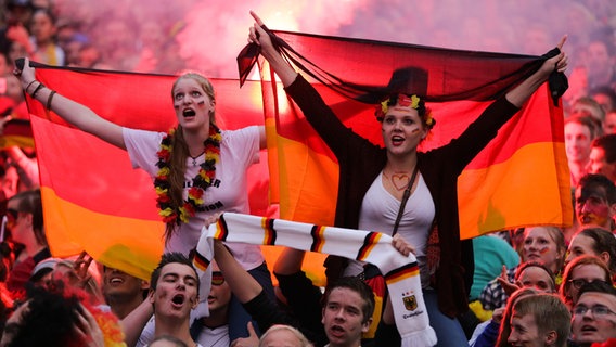 Los aficionados al fútbol celebran en Heiligengeistfeld en Hamburgo.  © Imagen de la Alianza / Agencia de Prensa Alemana 