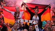 Fußball-Fans feiern auf dem Heiligengeistfeld in Hamburg. © picture alliance / dpa 