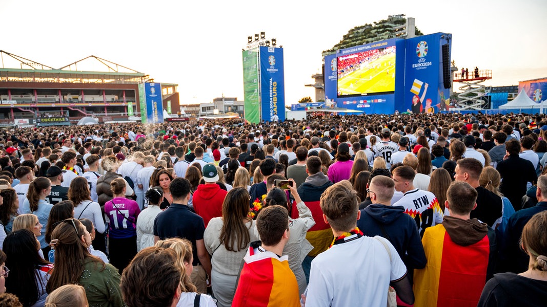 EM-Fanfest in Hamburg: Zehntausende verfolgen Deutschlands 1:1