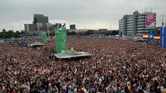 Zehntausende feiern auf dem Fanfest in Hamburg. © Nonstopnews Foto: Screenshot