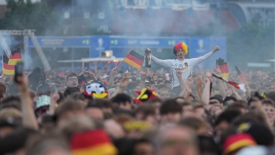 Deutschland-Fans jubeln nach dem Treffer zum 1:0 während der Live-Übertragung des Eröffnungsspiels Deutschland gegen Schottland vor der Leinwand des EM-Fanfestes auf dem Heiligengeistfeld. Die EM findet vom 14. Juni bis 14. Juli statt. © picture alliance/dpa Foto: Marcus Brandt