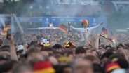 Deutschland-Fans jubeln nach dem Treffer zum 1:0 während der Live-Übertragung des Eröffnungsspiels Deutschland gegen Schottland vor der Leinwand des EM-Fanfestes auf dem Heiligengeistfeld. Die EM findet vom 14. Juni bis 14. Juli statt. © picture alliance/dpa Foto: Marcus Brandt
