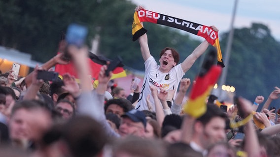 Fans jubeln nach dem Treffer zum 3:0 während der Live-Übertragung des Eröffnungsspiels Deutschland gegen Schottland beim EM-Fanfest auf dem Heiligengeistfeld in Hamburg. © picture alliance/dpa Foto: Marcus Brandt