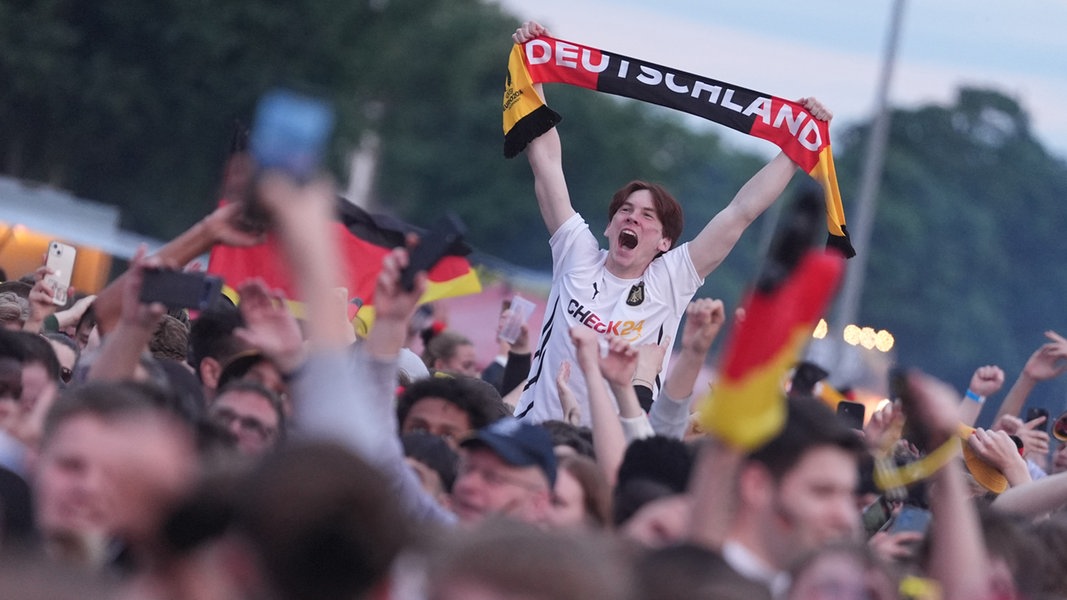 Fans jubeln nach dem Treffer zum 3:0 während der Live-Übertragung des Eröffnungsspiels Deutschland gegen Schottland beim EM-Fanfest auf dem Heiligengeistfeld in Hamburg.
