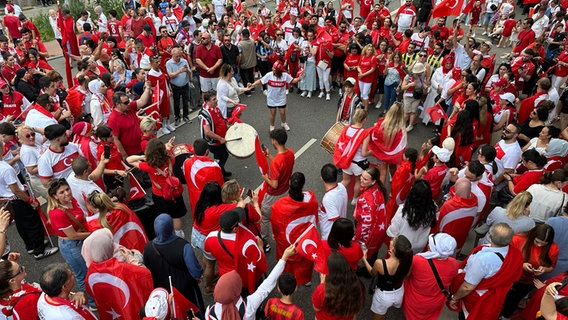 Fanmarsch der türkischen Anhänger in Hamburg. © NDR Foto: Halit Baskici