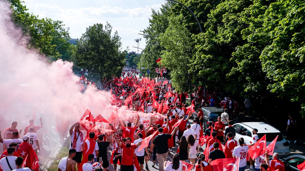 Kibice Türkiye świętują po meczu grupowym o mistrzostwo Europy przeciwko Czechom w Hamburgu |  NDR.de – Aktualności