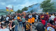 Türkische Fans feiern ihre Meistermannschaft auch in Hamburg am Jungfernstieg. © NonstopNews / Henning Hünerbein Foto: Henning Hünerbein