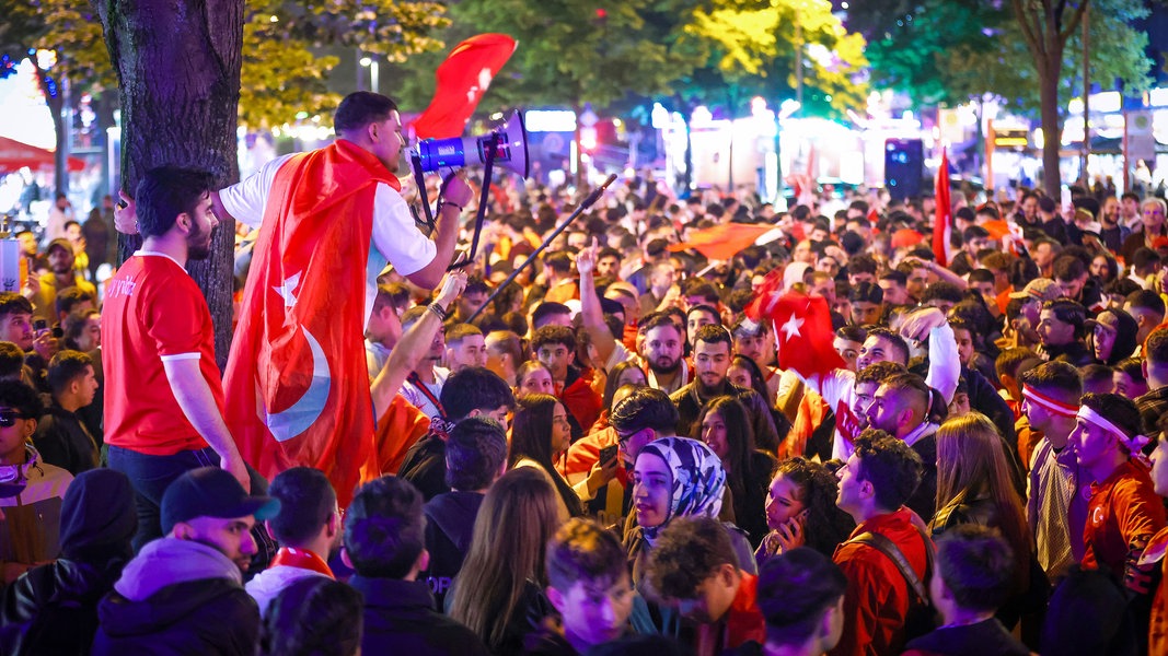 Fans der türkischen Nationalmannschaft feiern den Einzug ins Viertelfinale der EM auf der Hamburger Reeperbahn.