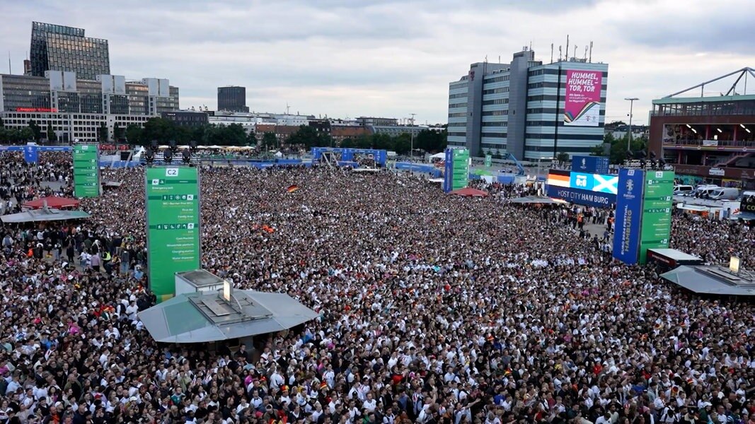 EMEröffnungsspiel Bilder vom Fanfest in Hamburg NDR.de