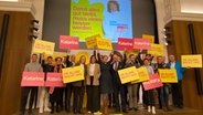 Politikerinnen und Politiker der FDP stehen beim Hamburger Wahlkampfauftakt auf einer Bühne. © NDR Foto: Jenny Witt