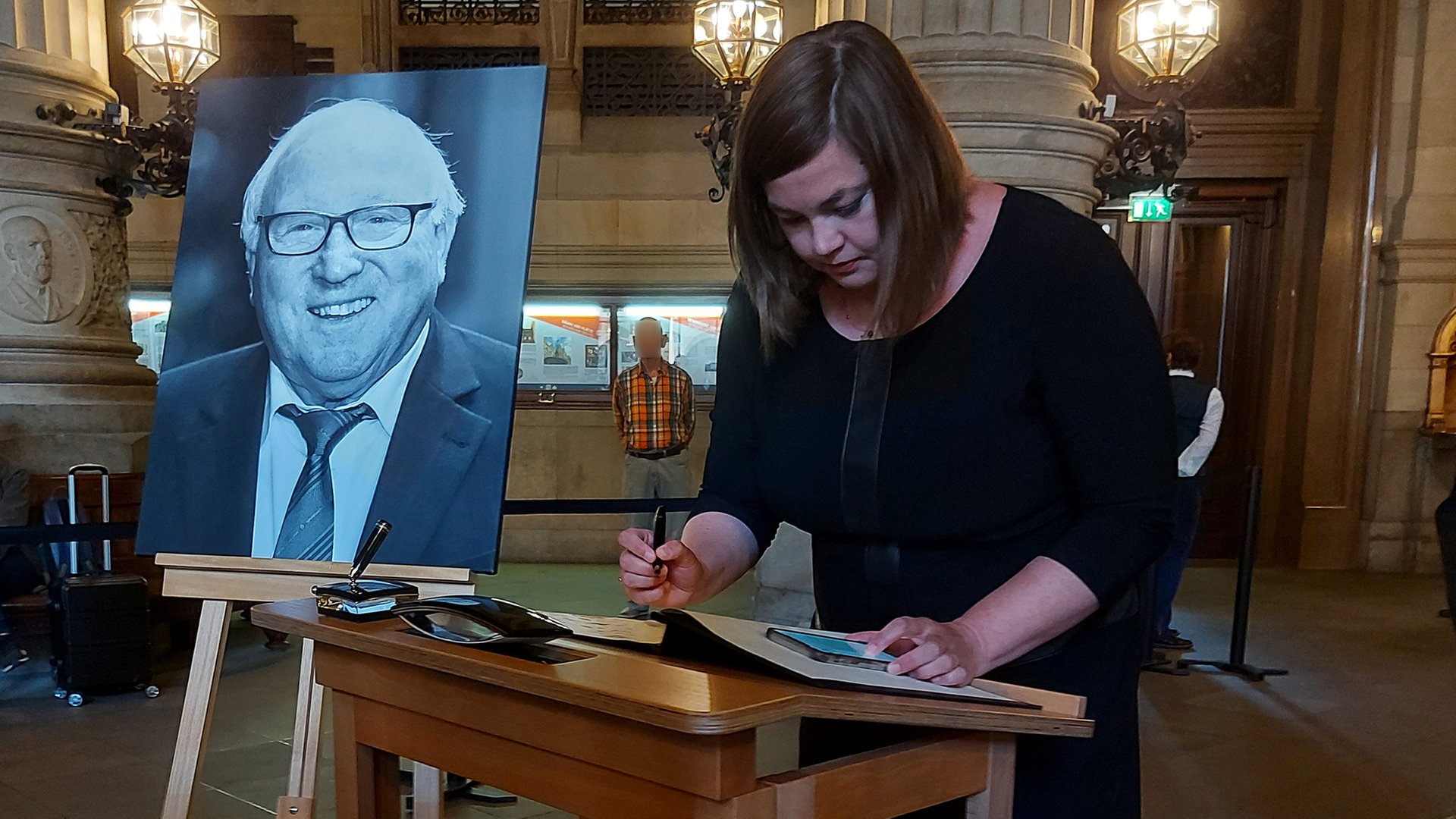 Fegebank trägt sich ins Kondolenzbuch für Uwe Seeler ein