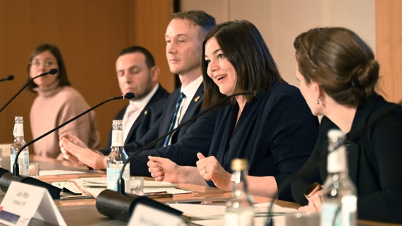 Katharina Fegebank (2.v.r.), Zweite Bürgermeisterin und Senatorin für Wissenschaft, Forschung und Gleichstellung, spricht auf einer Pressekonferenz neben Stefan Hensel (M.), Hamburger Beauftragte für jüdisches Leben und die Bekämpfung und Prävention von Antisemitismus, und David Rubinstein (2.v.l), Geschäftsführer der Jüdischen Gemeinde in Hamburg. Mit einer "Landesstrategie gegen Antisemitismus und zur Förderung des jüdischen Lebens" möchte der Senat die Sicherheit der jüdischen Bevölkerung stärken. © picture alliance / dpa Foto: Niklas Graeber