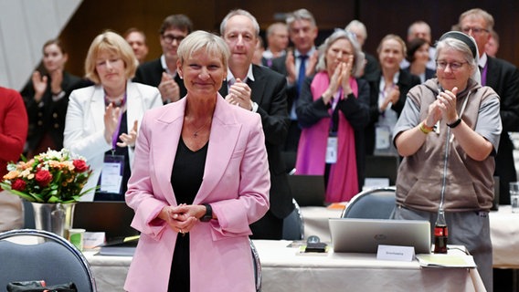 Kirsten Fehrs (im rosa Jackett) ist zur Ratsvorsitzenden der Evangelischen Kirche in Deutschland (EKD) gewaehlt worden. © picture alliance / epd-Bild Foto: Heike Lyding