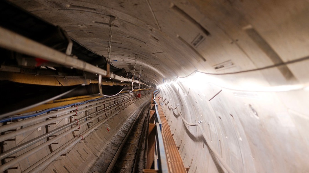 Fernwärmetunnel in Hamburg: Tunnel-Bohrer „Hermine“ am Ziel