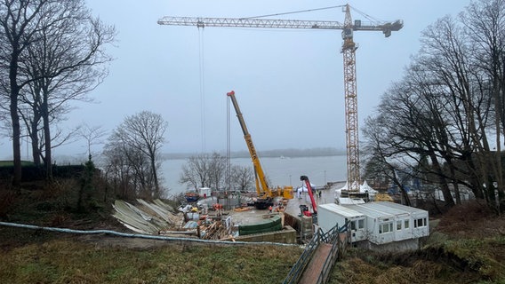 Bauarbeiten am Zielschacht für den Fernwärmetunnel unter der Elbe im Hindenburgpark in Othmarschen. © NDR Foto: Anja Grigoleit