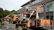 Einsatzkräfte der Feuerwehr arbeiten nach einer Feuermeldung am Elbe Einkauzentrum in Hamburg. © picture alliance / dpa Foto: Christian Charisius