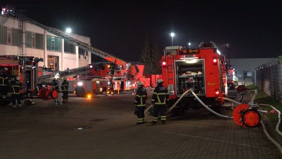 Einsatzkräfte der Feuerwehr löschen einen Brand in einer Lagehalle in Allermöhe. © TNN 