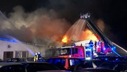 Die Feuerwehr löscht mithilfe ein Feuer in einer Lagerhalle auf der Veddel in Hamburg. © TeleNewsNetwork 