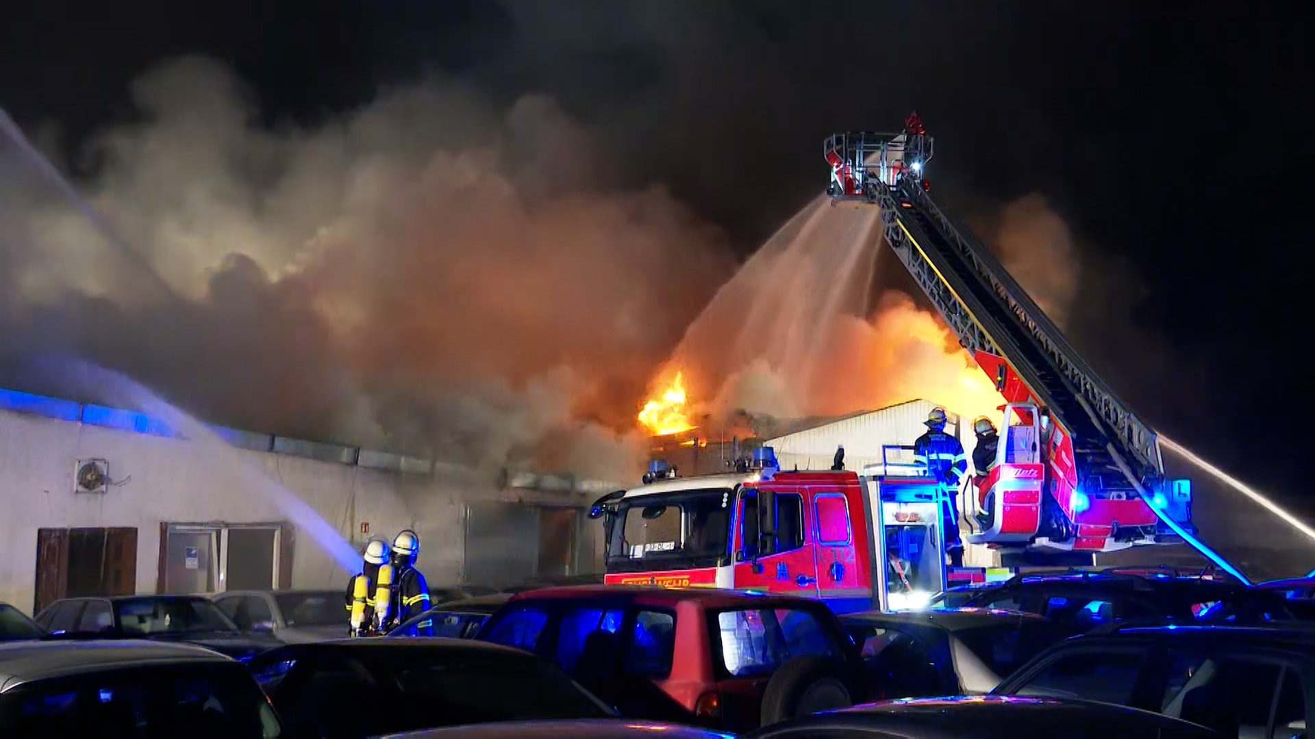 Feuer auf der Veddel: Lagerhalle in Flammen