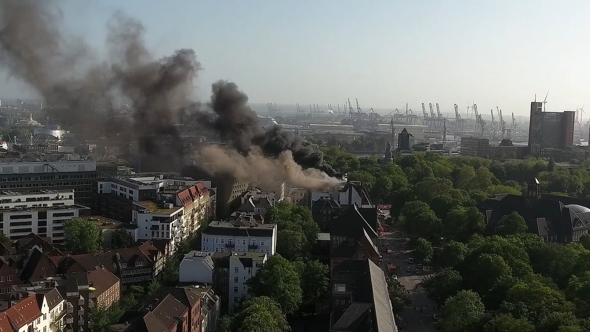 Feuerwehr löscht Großbrand auf Dach in Hamburger Innenstadt