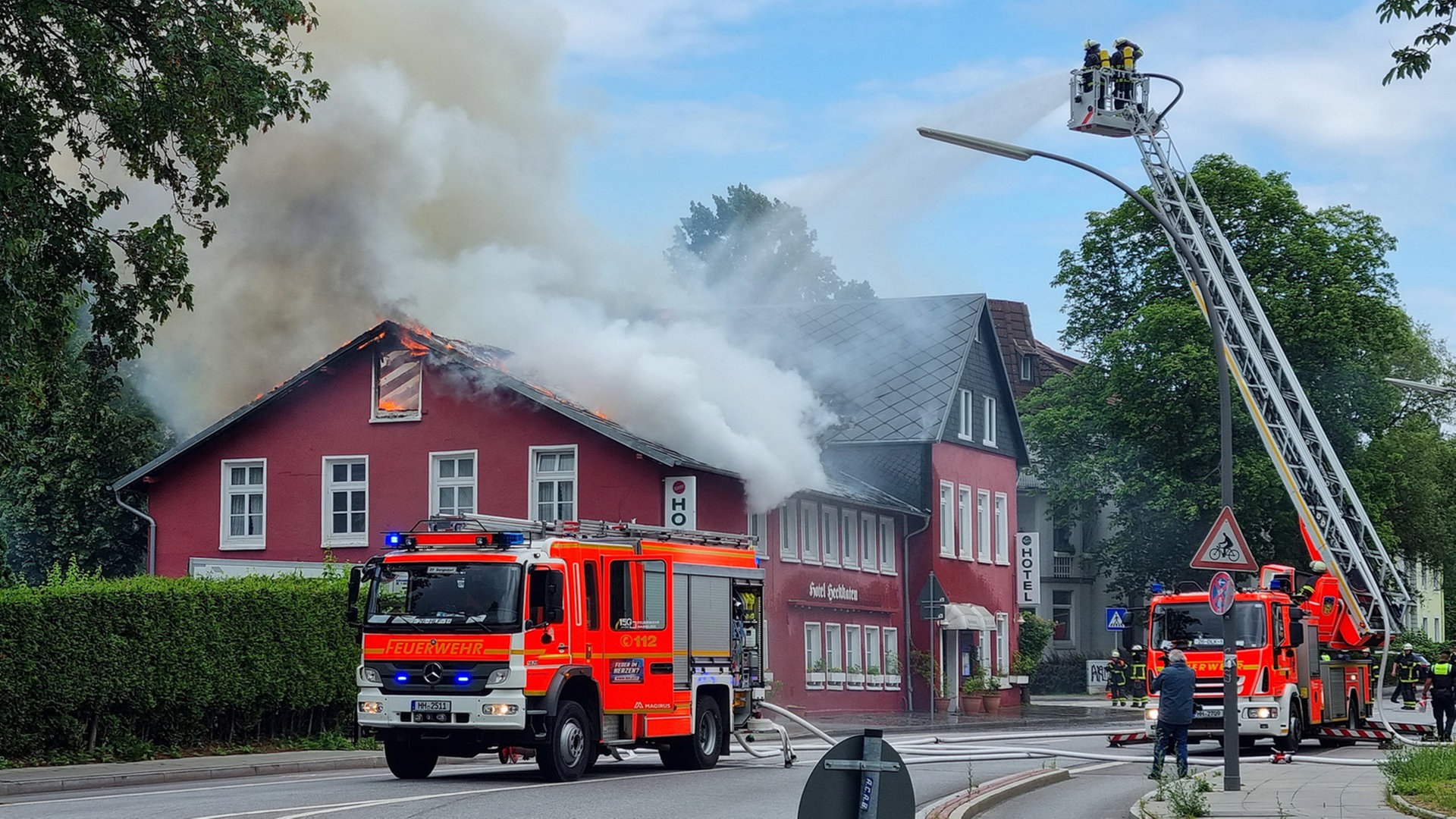 Feuer zerstört Dachstuhl eines Hotels in Bergedorf