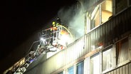 Einsatzkräfte der Feuerwehr löschen einen Brand in Unterkunft für Geflüchtete in Hamburg-Borgfelde. © TeleNewsNetwork 