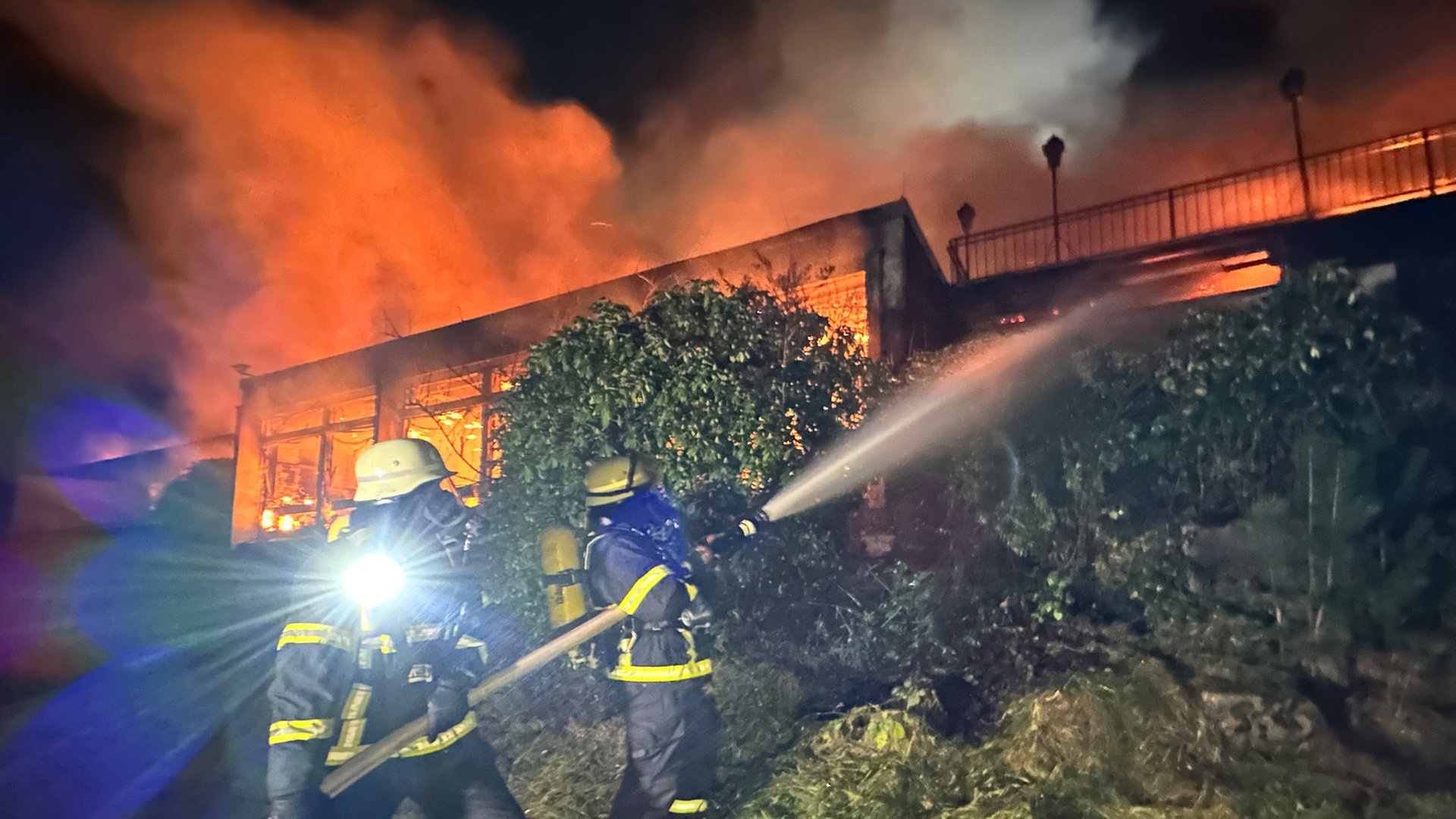 Feuer zerstört leer stehendes Hotel in Harburg