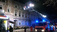 Die Feuerwehr ist mit einer Drehleiter bei einem Einsatz in Hamburg-Altona. © TNN Foto: TNN