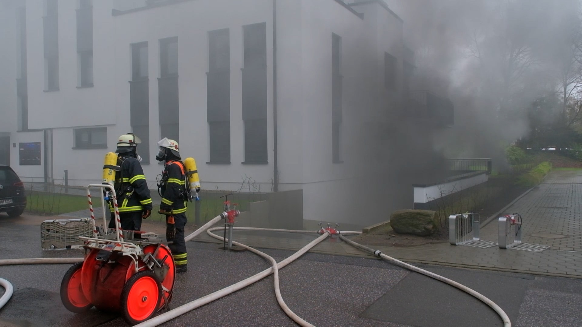 Poppenbüttel: Starker Rauch nach Brand in Tiefgarage