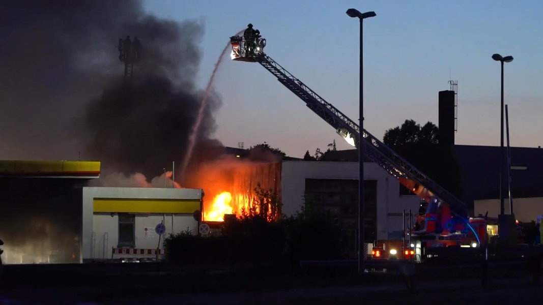 Löscharbeiten an einer brennenden Tankstelle in Hamburg-Hammerbrook.