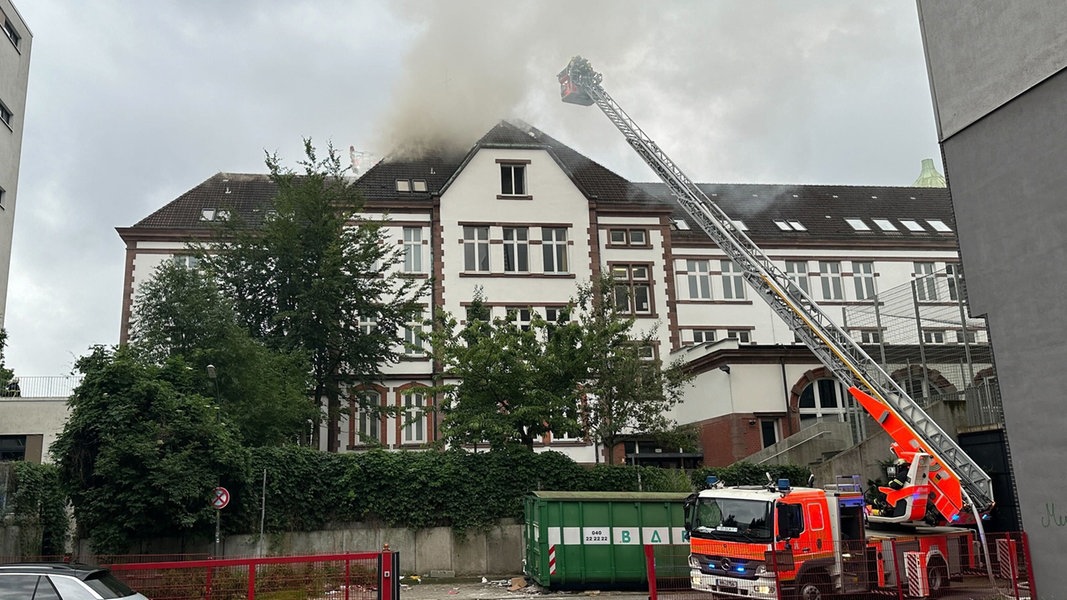 Die Feuerwehr bekämpft einen Brand im Dachstuhl einer Schule im Stadtteil St. Georg.