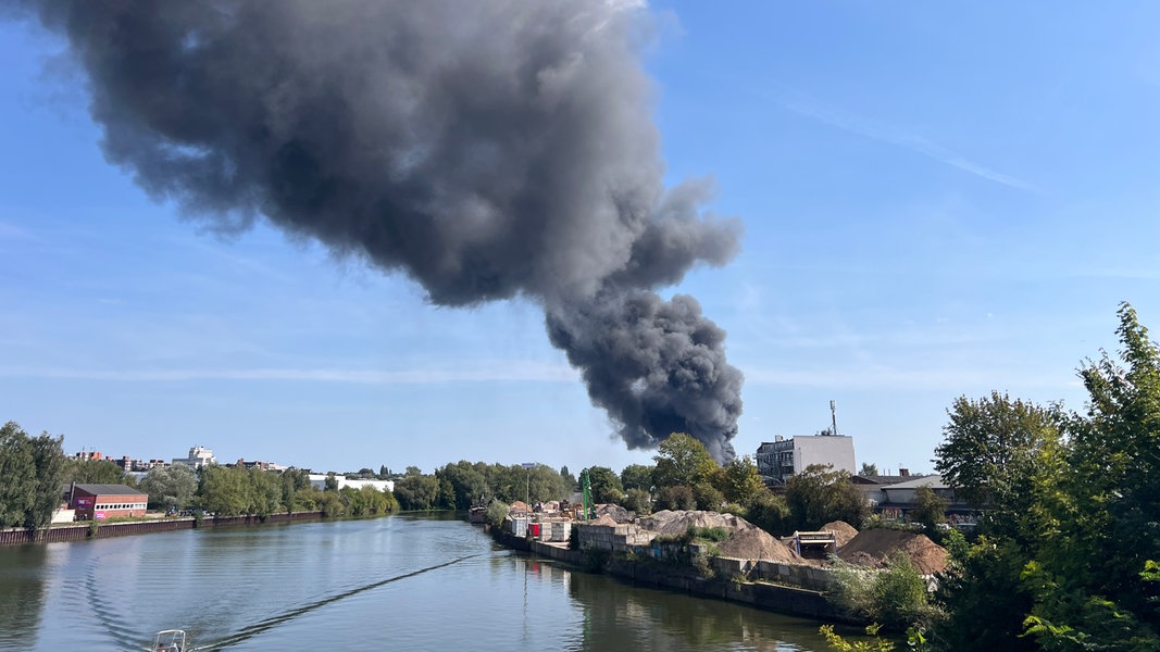 Riesige Rauchwolke: Großbrand in Hamburger Industriegebiet