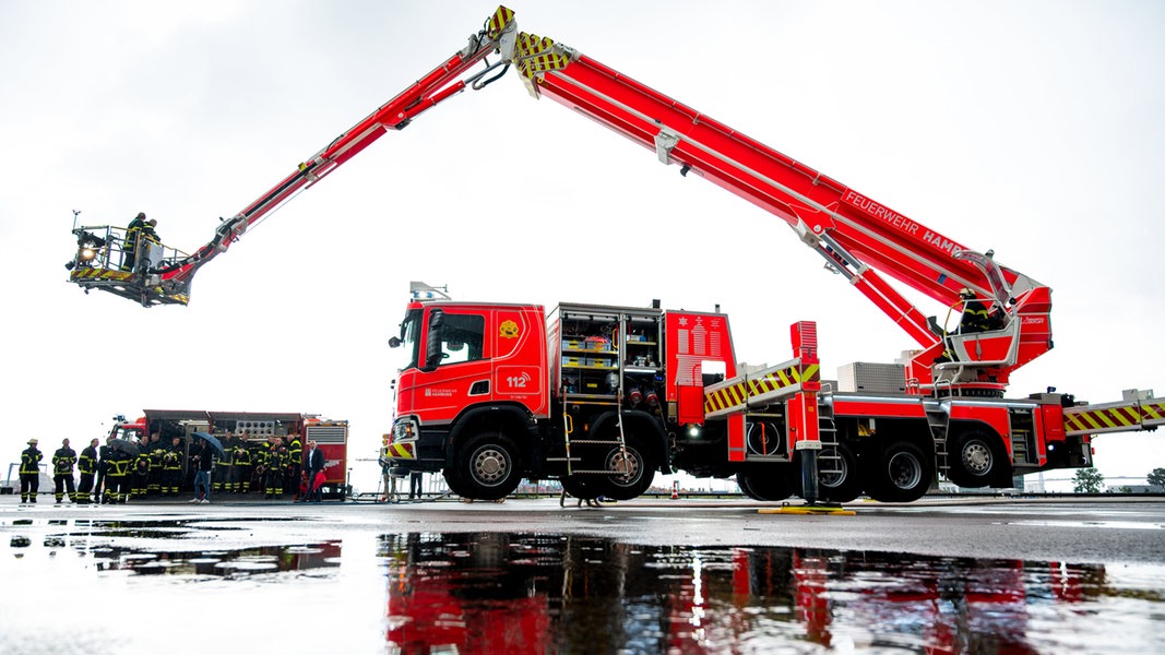 Hamburger Feuerwehr präsentiert Fahrzeug für Einsätze in großer Höhe