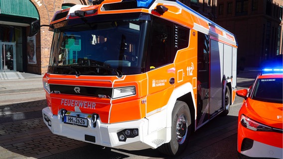 Die Hamburger Feuerwehr hat ein voll elektrisches Löschfahrzeug vorgestellt. © ABBfoto 