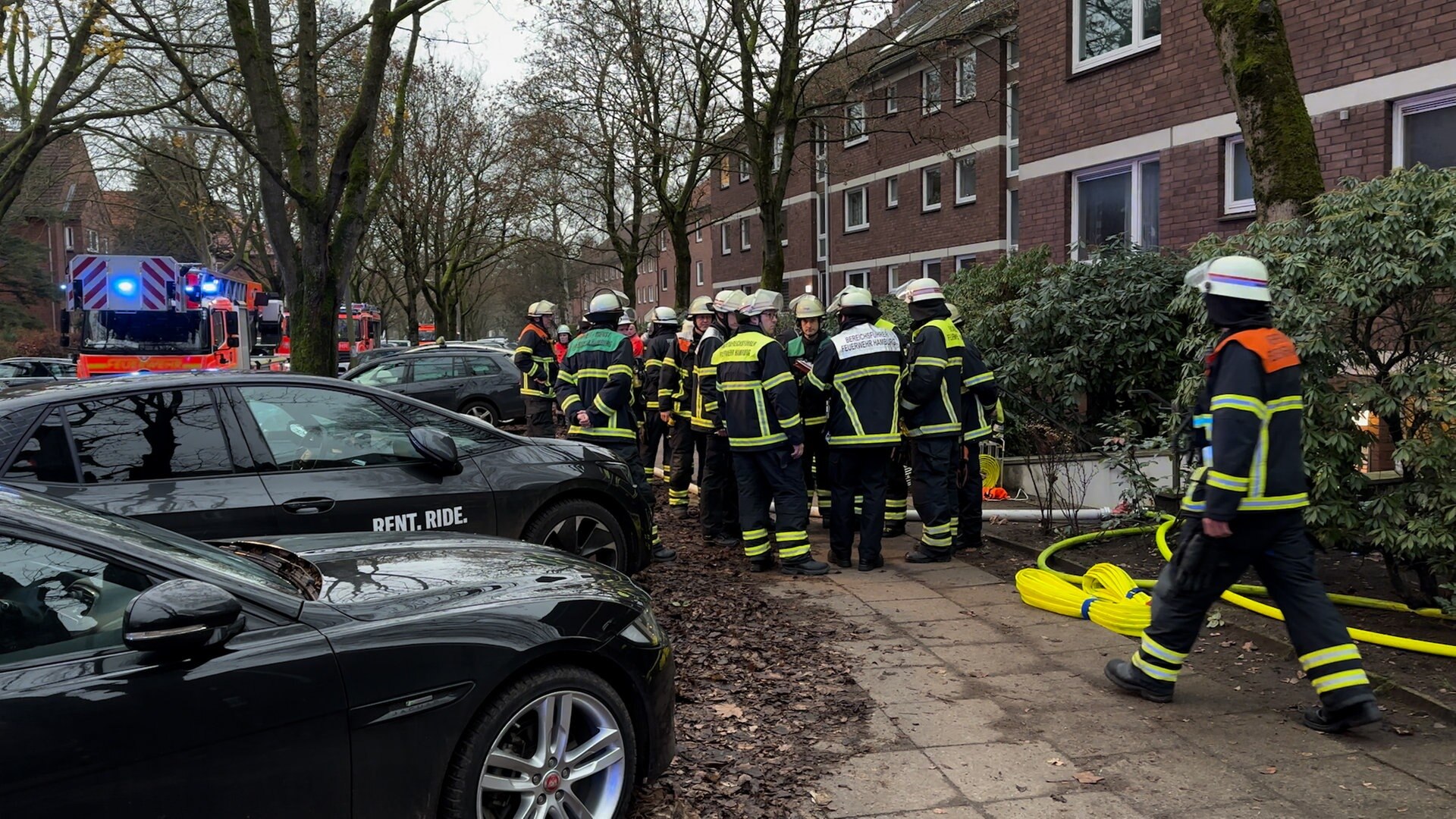 Feuer in Winterhude: Zwei Feuerwehrmänner verletzt