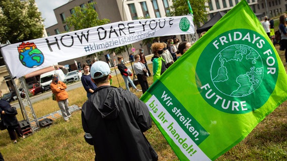 Teilnehmer einer Aktion der Klimabewegung "Fridays For Future" in Hamburg. © picture alliance / dpa Foto: Christian Charisius