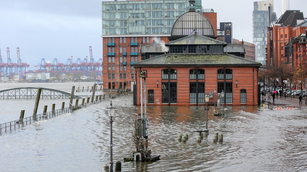 Sturmflut Elbe überschwemmt Hamburger Fischmarkt NDR.de