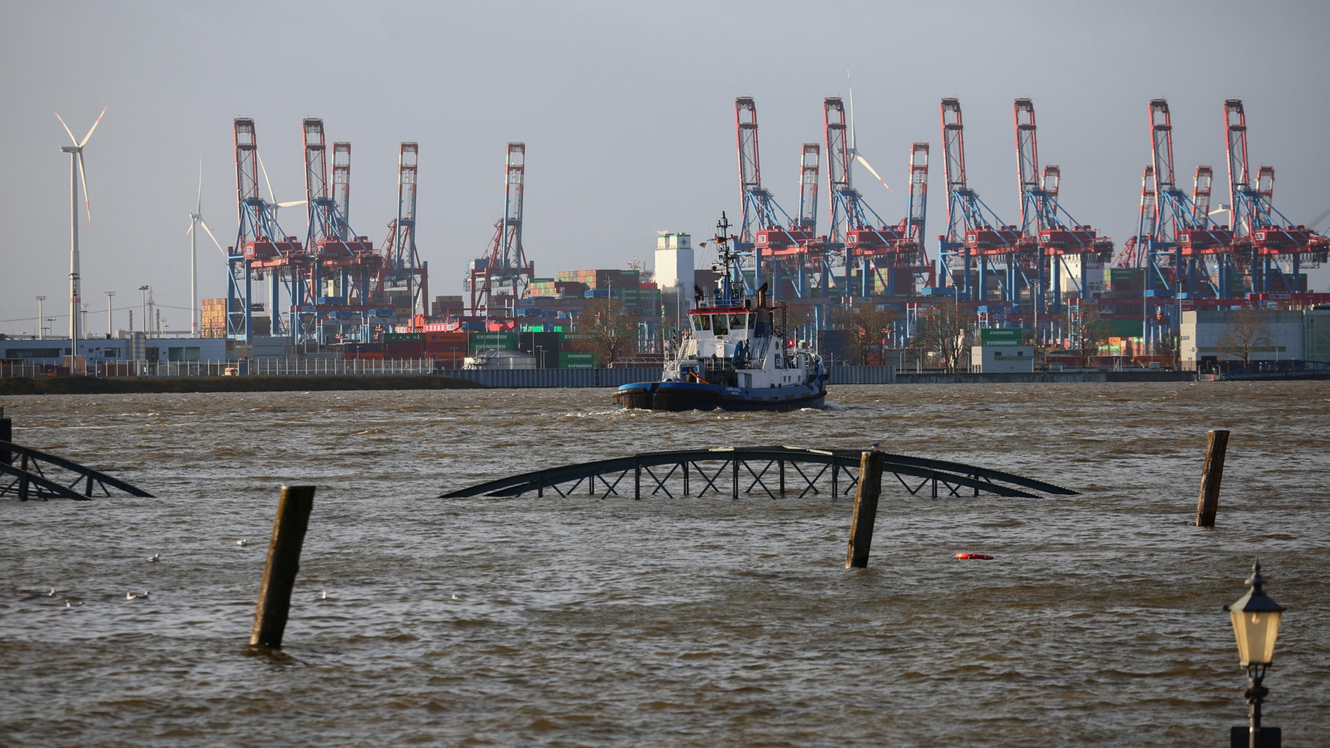 Tief „Zoltan“ bringt schwere Sturmflut nach Hamburg