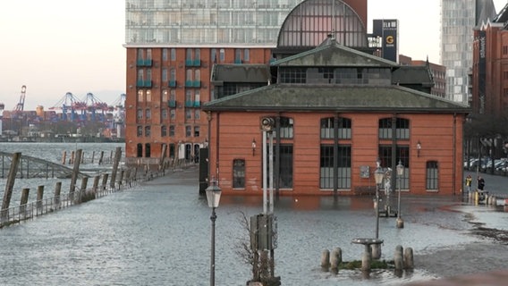 Der Hamburger Fischmarkt steht wegen einer Sturmflut unter Wasser. © TNN 