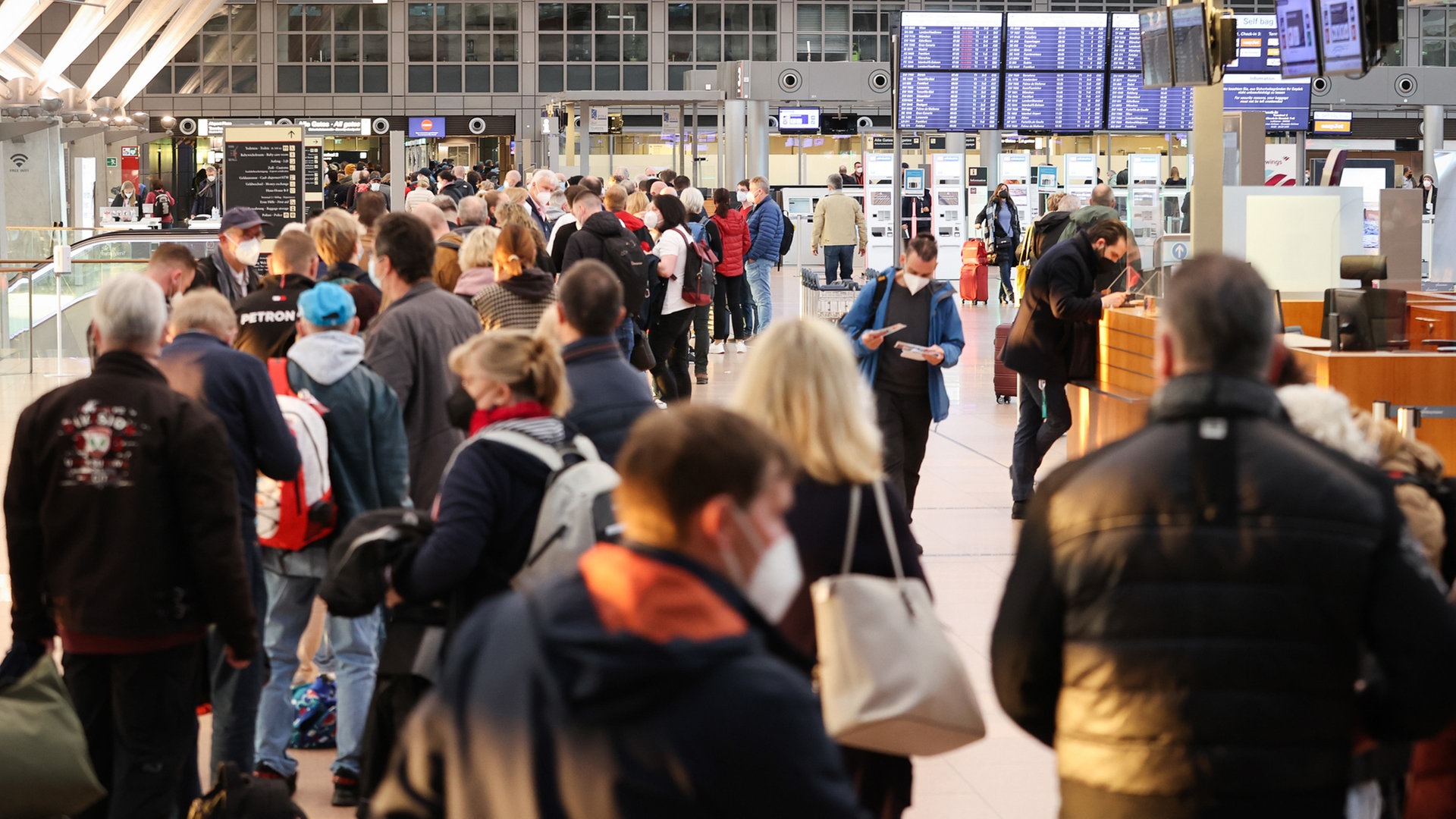 Lange Warteschlangen am Hamburger Flughafen reißen nicht ab