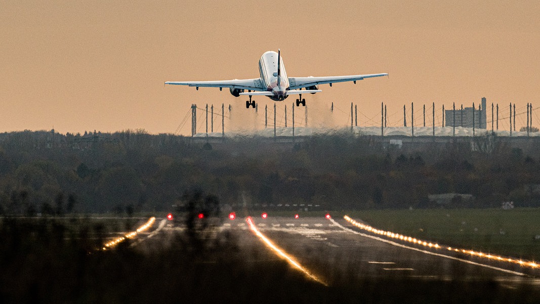 Ein Flugzeug startet am Flughafen Hamburg.